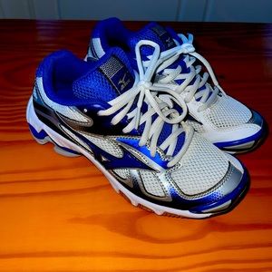 Size 6 Mizuno volleyball shoes